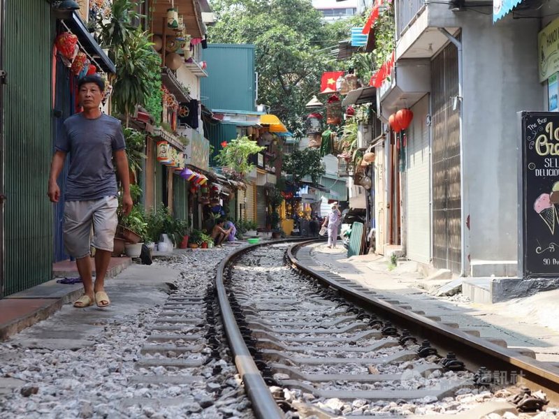 越南民眾不捨火車街被封，建議可以參考台灣的十分老街來提振河內市的觀光旅遊業，但也憂心旅客不能遵守規定危害軌道安全。圖為被封鎖後的火車街只剩少數居民能步行其中。中央社記者陳家倫河內攝  111年9月26日