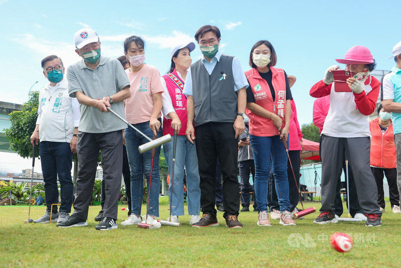 民進黨台北市長參選人陳時中（前左）26日上午參訪觀山河濱公園槌球場，參與槌球隊晨間運動，並親自下場體驗。中央社記者王騰毅攝  111年9月26日