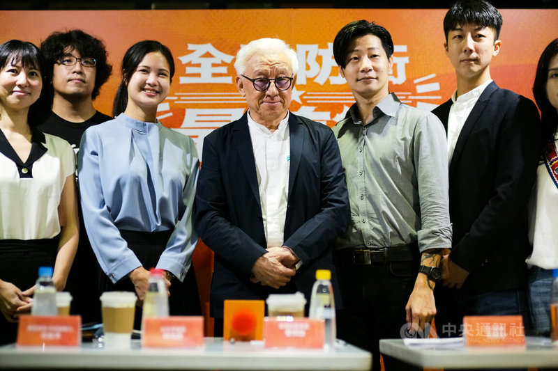 聯電前董事長曹興誠（中）26日出席座談會，呼籲全民一定要強化全民防衛的認知。中央社記者游凱翔攝  111年9月26日