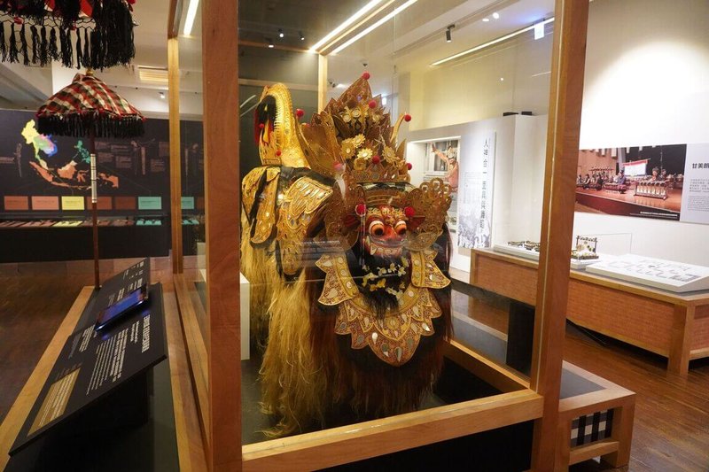 峇里島藝術家I Made Muji在2014年製作的印尼峇里島神獸「巴龍」（Barong），是峇里島重要的文化象徵，也是峇里島傳統舞劇與神話傳說的主角，由駐台北印尼經濟貿易代表處人員帶來台灣，並於2019年捐贈給台博館。（文化部提供）中央社記者王寶兒傳真  111年9月26日