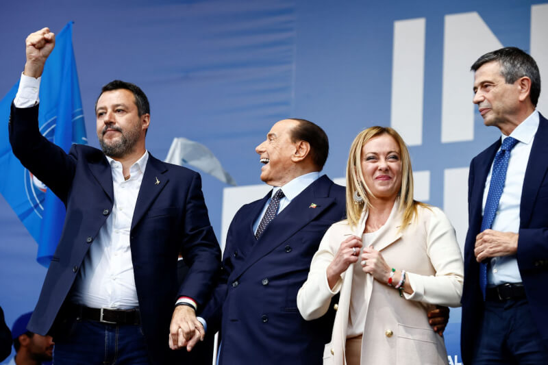 歐盟第3大經濟體義大利政壇變天，將由右派聯盟執政。圖為22日義大利聯盟黨領袖薩爾維尼（左起）、前總理貝魯斯柯尼與兄弟黨黨魁梅洛尼參與右翼聯盟造勢集會。（路透社）