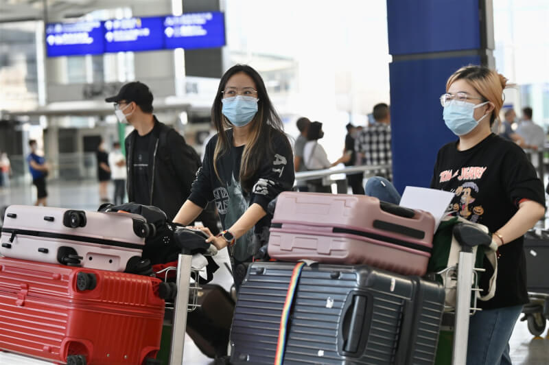 指揮中心表示，香港實施的入境檢疫「0+3」其實比台灣即將上路的「0+7」更嚴。圖為旅客26日抵達香港國際機場。（中新社）
