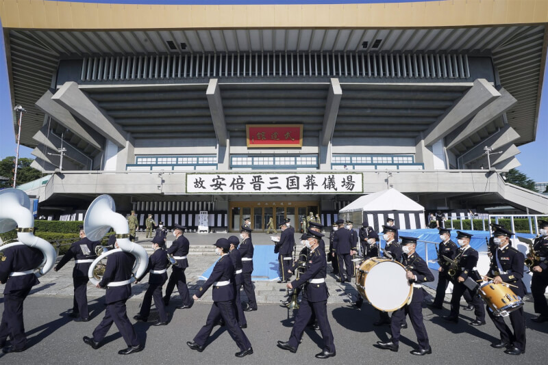 日本前首相安倍晉三國葬27日在日本武道館舉行，是日本自二次大戰後，第2次為曾任首相者舉辦國葬。圖為26日演練情形。（共同社）