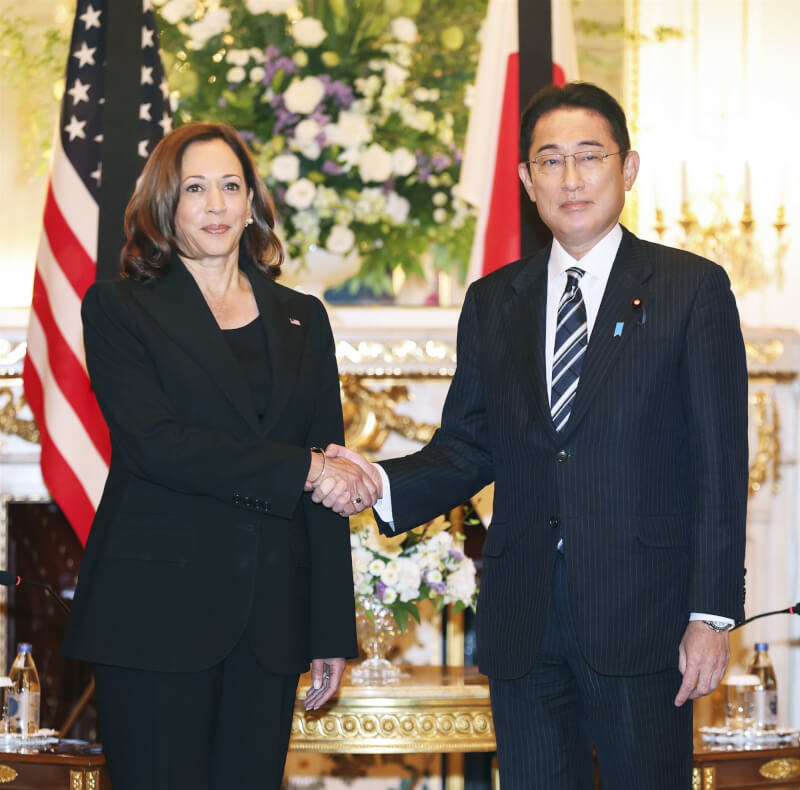 美國副總統賀錦麗（左）26日在東京與日相岸田文雄（右）會面，重申美國對日本的防衛承諾。（共同社）