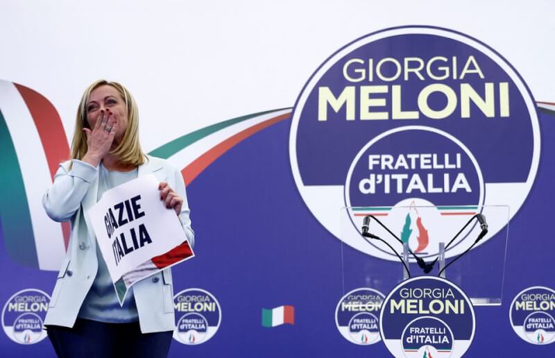 義大利極右派兄弟黨魁梅洛尼21日獲任總理，成為義大利首位女性政府領導人。（路透社）