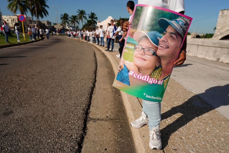 古巴日前舉行公投，選務官員26日宣布，結果顯示逾6成民眾支持同性婚姻、同性伴侶收養合法化。圖為民眾17日舉著宣傳海報呼籲支持公投。（路透社）