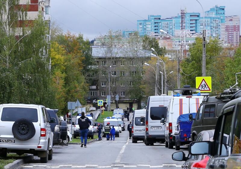 俄羅斯官員26日表示，一名槍手在國內一所學校殺害至少13人。圖為槍擊案發生後大批警力抵達案發現場。（路透社）