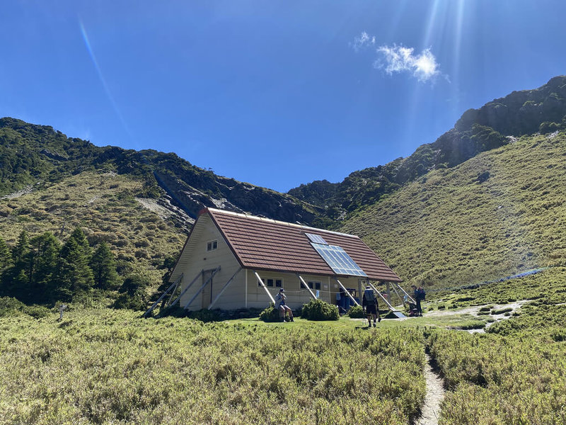 太魯閣國家公園管理處盤點山屋設施，將整修南湖主線上的南湖圈谷山屋（圖）及雲稜山屋，太管處表示，兩處山屋建造與使用逾10年，且床位需求也增加，因此預計各增加10個床位。（民眾提供）中央社記者李先鳳傳真  111年9月27日