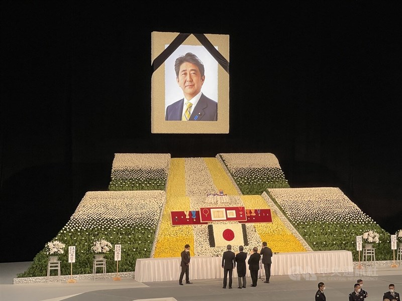 已故日本前首相安倍晉三國葬27日在東京武道館舉行，現場布置莊嚴隆重。中央社記者楊明珠東京攝 111年9月27日