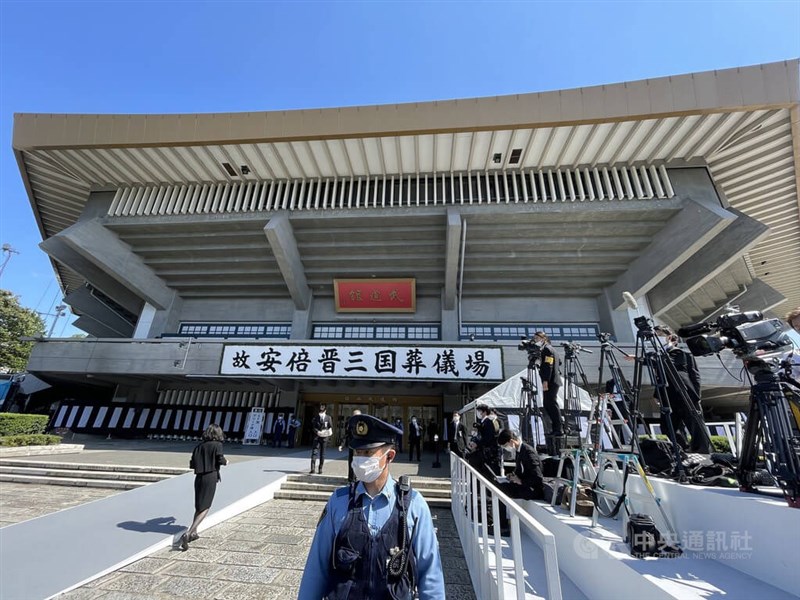 7月初遇刺身亡的前日本首相安倍晉三國葬於東京武道館舉行，大批媒體在場外採訪。中央社記者楊明珠東京攝 111年9月27日