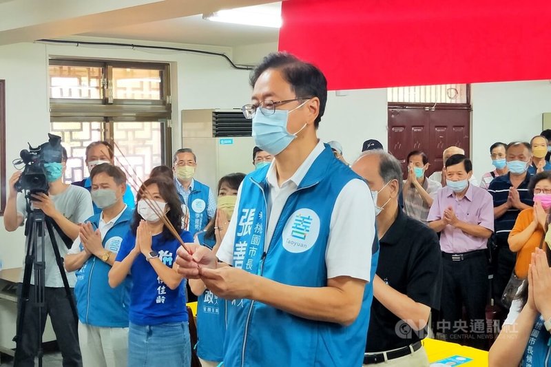 國民黨桃園市長參選人張善政（前右）27日出席龜山後援會成立大會時表示，團隊看民調一向都是當參考，會一直努力往前走。團隊已關注很多年輕人相關政策，相信民眾會看到，盼讓年輕人對團隊更有信心。中央社記者吳睿騏桃園攝  111年9月27日