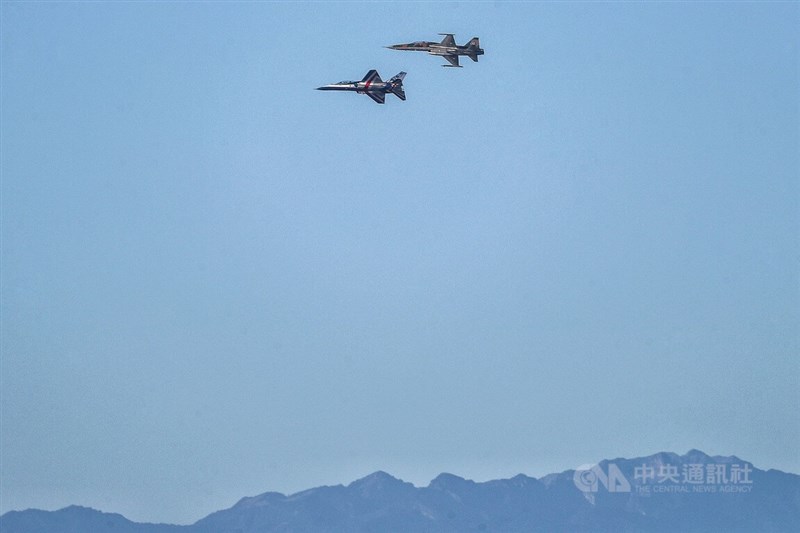 雙十國慶將至，國軍27日上午進行空中操演，勇鷹高教機（左）、F-5戰機（右）飛越台北上空。中央社記者裴禛攝 111年9月27日