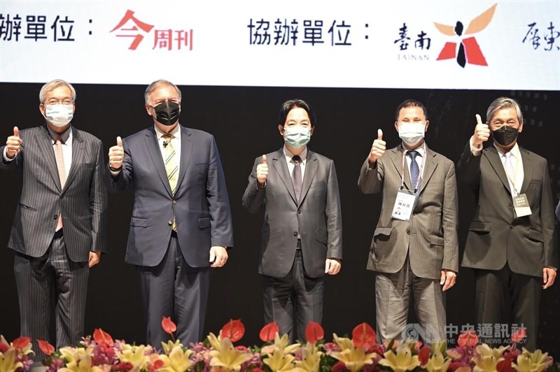 第1屆全球台商經貿論壇27日上午在高雄萬豪酒店登場,副總統賴清德(中)、前美國國務卿蓬佩奧(Mike Pompeo)(左2)等人出席。中央社記者董俊志攝 111年9月27日