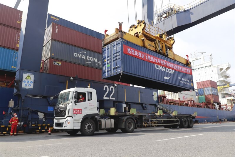 中國商務部27日表示，世界經濟和全球貿易成長回落，中國外貿面臨持續增加的不確定性，進出口保持穩定成長的壓力正在加大。圖為大連港貨櫃碼頭進行裝卸作業。（中新社）