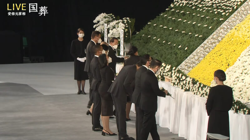 日本前首相安倍晉三國葬27日在東京武道館舉行，台灣弔唁團代表蘇嘉全（後左2）、王金平與駐日代表謝長廷（後左3）等人獻花致意。（圖取自日テレNEWS YouTube頻道）