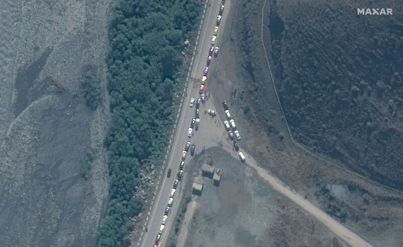 衛星影像拍下25日俄羅斯和喬治亞的邊界擠滿車輛。（Maxar Technologies/Handout via 路透社）