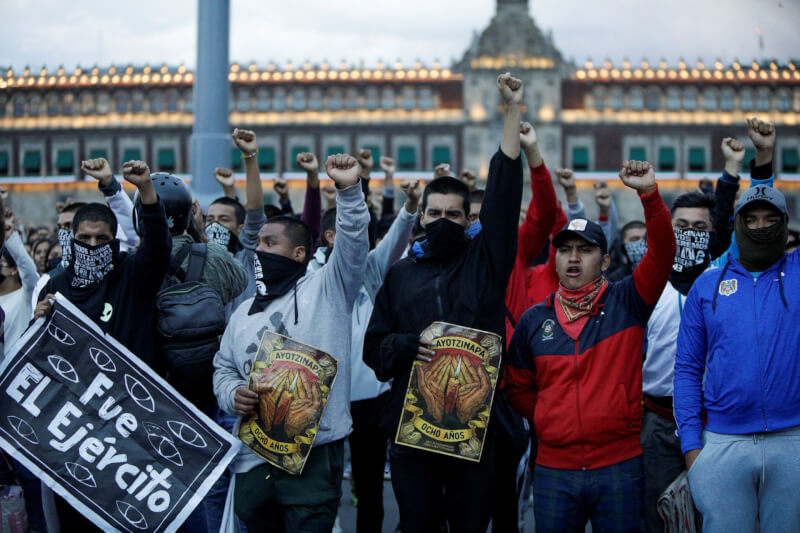 2014年，墨西哥有43名學生在前往示威的途中失蹤，至今下落不明。在8週年這一天，數千名示威者，包括失蹤學生家長再次走上街頭，要求讓真相水落石出。（路透社）