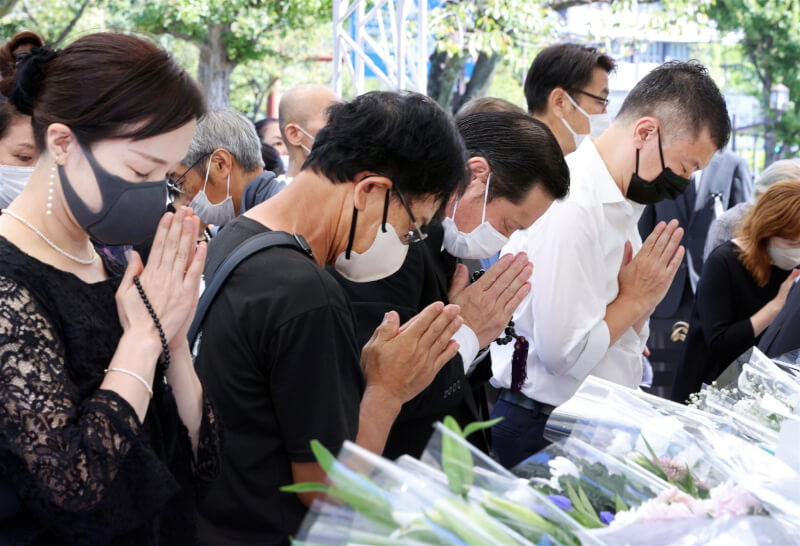 安倍晉三前首相國葬27日在日本武道館舉行，民眾到附近的九段坂公園獻花。（共同社）