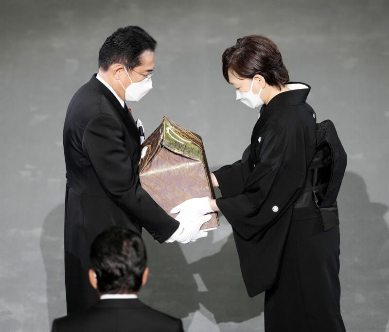 日本首相岸田文雄（左）從安倍昭惠（右）手中接過安倍晉三骨灰。（共同社）