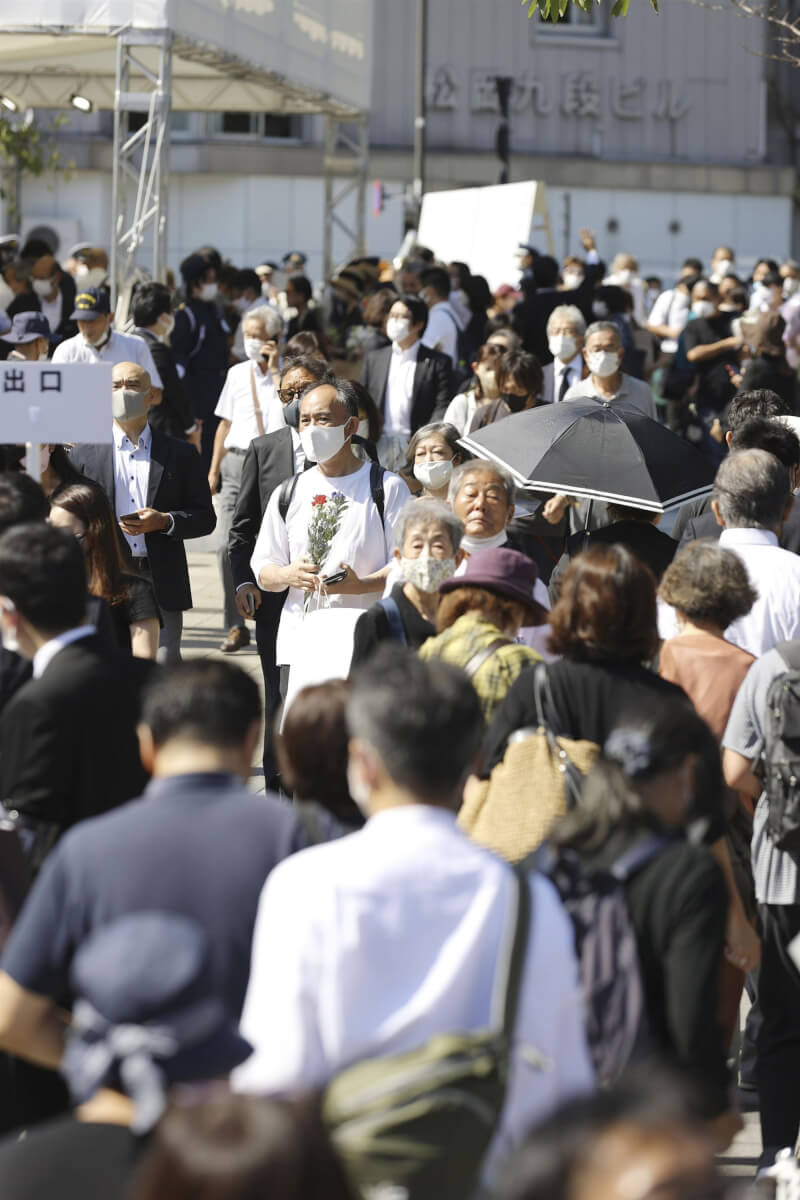 圖為27日上午向日本已故前首相安倍晉三獻花人潮。（共同社）