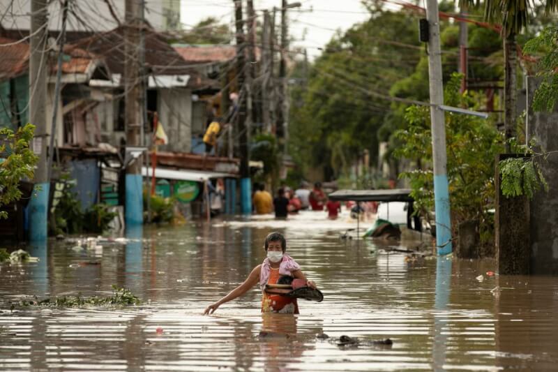 颱風諾盧在菲律賓引起大範圍洪水氾濫，造成至少8人死亡。圖為26日菲律賓布拉坎一處街道淹水，民眾涉水行走。（路透社）