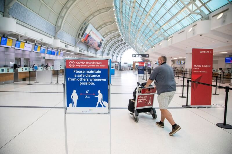 加拿大政府表示，將於10月1日起對入境旅客解除所有COVID-19防疫限制。圖為加拿大多倫多皮爾森國際機場。（路透社）