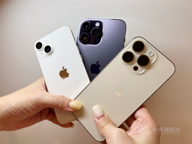 左起為iPhone 14、iPhone 14 Pro Max、iPhone 14 Pro。（中央社檔案照片）