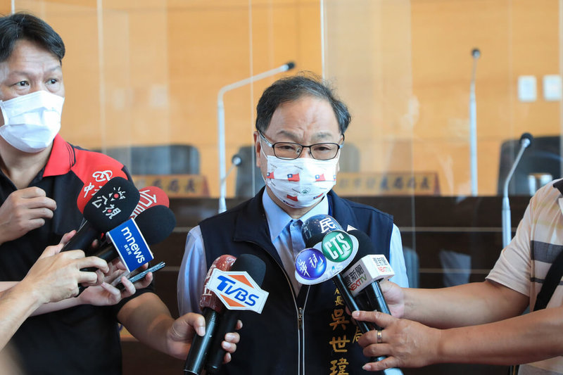 台中市民政局長吳世瑋（右）28日接受聯訪指出，台中市已有20名區長遭冒名進行詐騙，已通報警察局，警方展開調查。（民眾提供）中央社記者趙麗妍傳真 111年9月28日