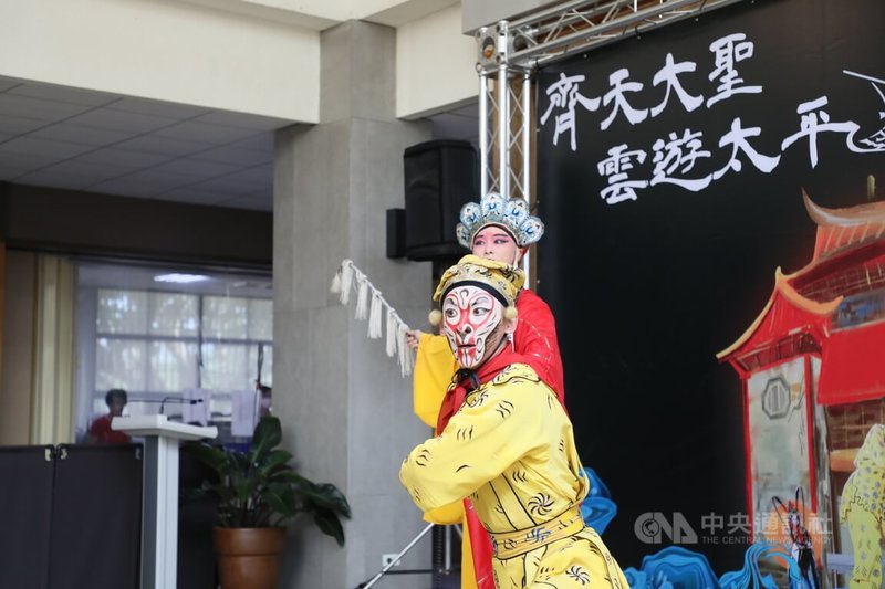 嘉義縣梅山鄉太平村將於10月9日、10日在太平老街及雲梯迎賓廣場舉辦「齊天大聖‧雲遊太平GO好玩」活動,以京劇藝術表演在地文學作品「夜猿」,28日在縣府舉辦記者會宣傳。中央社記者蔡智明攝 111年9月28日