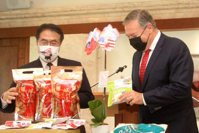 前美國國務卿蓬佩奧（Michael Pompeo）（右）28日中午到台南參加餐敘，台南市長黃偉哲（左）特別準備在地特產致贈，蓬佩奧更一眼就認出曾經吃過的鳳梨乾。中央社記者楊思瑞攝 111年9月28日