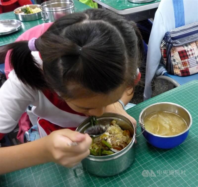 圖為高雄鳳山區中正國小學童享用營養午餐。（中央社檔案照片）