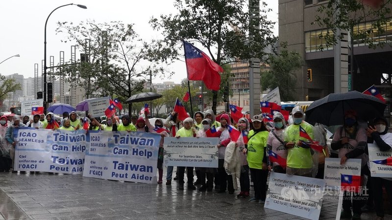 近百名來自加拿大各地的台灣僑胞、台灣女婿與外籍友人聚集在國際民航組織（ICAO）外，呼籲讓台灣加入ICAO，「台灣能幫忙」。中央社記者江今葉蒙特婁攝 111年9月28日
