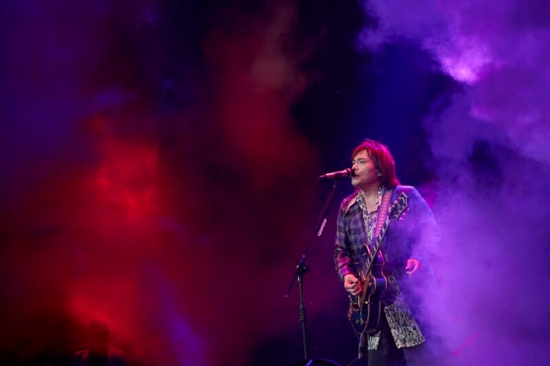 歌手伍佰（圖）上週在台北小巨蛋舉辦Rock Star演唱會，原定10月1日在高雄巨蛋開唱，但因吉他手秀秀確診COVID-19，決定二度延至明年1月2日演出。（圖取自facebook.com/wubaiclub）