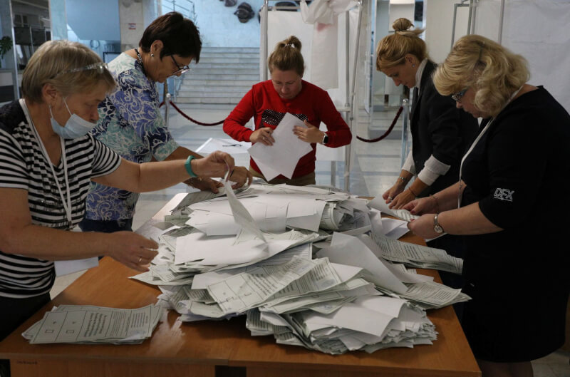 俄羅斯掌控的4個烏克蘭地區入俄公投27日結束，莫斯科選舉官員聲稱絕大多數選民支持。圖為頓內茨克選委會員工清點選票。（路透社）