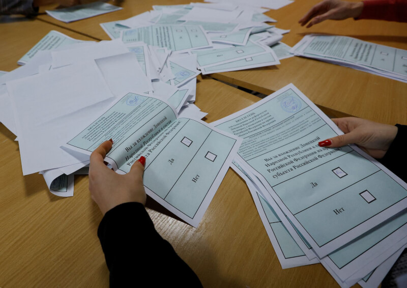 俄羅斯掌控的4個烏克蘭地區入俄公投27日結束，俄國扶植的4個地區政府在完成計票後都宣稱選舉勝利。圖為頓內茨克選委會員工清點選票。（路透社）