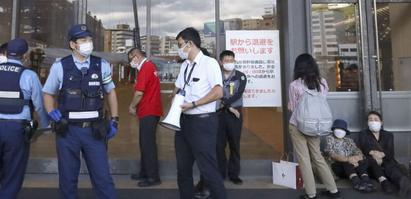 西九州新幹線28日接獲炸彈威脅後，JR長崎站緊急撤離旅客，警方也在站外警戒。（共同社）