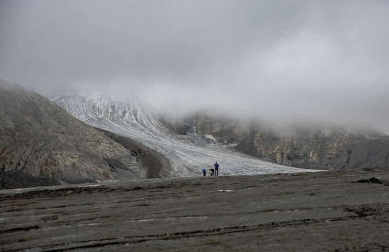 圖為瑞士冰川監測網絡團隊成員調查冰川消融速度。今年剩餘冰量減少了6%，幾乎是2003年紀錄的兩倍。（路透社）
