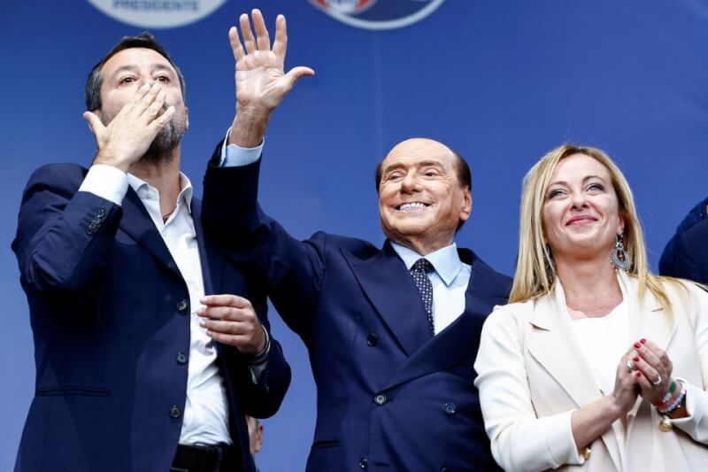 義大利27日展開籌組新政府談判，過程可能長達數週。圖為義大利聯盟黨領袖薩爾維尼（左起）、前總理貝魯斯柯尼與兄弟黨黨魁梅洛尼22日出席大選競選活動。（路透社）