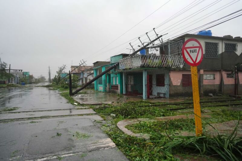 颶風伊恩27日侵襲古巴西部，所經之處一片狼藉，甚至造成全國停電。圖為倒塌的電線桿。（路透社）