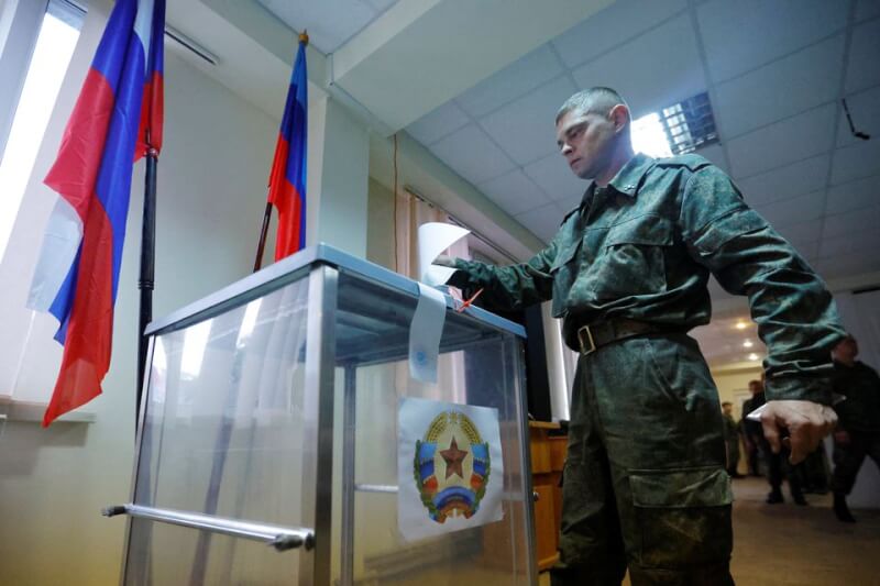 圖為盧甘斯克23日舉行入俄公投，軍人前往投票。（路透社）