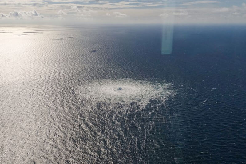 丹麥軍方拍攝的照片顯示，波羅的海3個漏氣點的海面出現大面積氣泡，位置就在波蘭以北的瑞典和丹麥經濟區。（Danish Defence Command/Forsvaret Ritzau Scanpix/via 路透社）