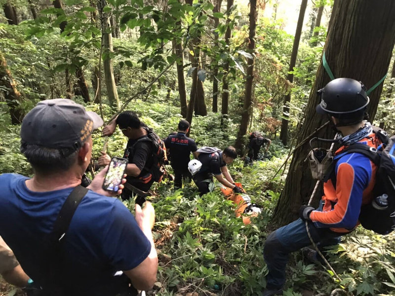 苗栗縣獅潭鄉仙山三角點海拔約967公尺，一天內可來回，是熱門的小百岳之一；55歲彭姓婦人疑獨自上山採草藥，失足滑落約50公尺深山谷傷重不治。警消呼籲山友入山最好避免單獨行動，並有合適裝備，隨時注意自身安全。（民眾提供）中央社記者管瑞平傳真 111年9月29日