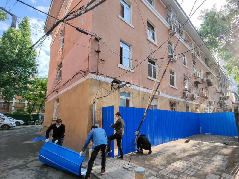 圖為5月北京一棟遭封管的居民樓被圍上隔離設施。（中新社）