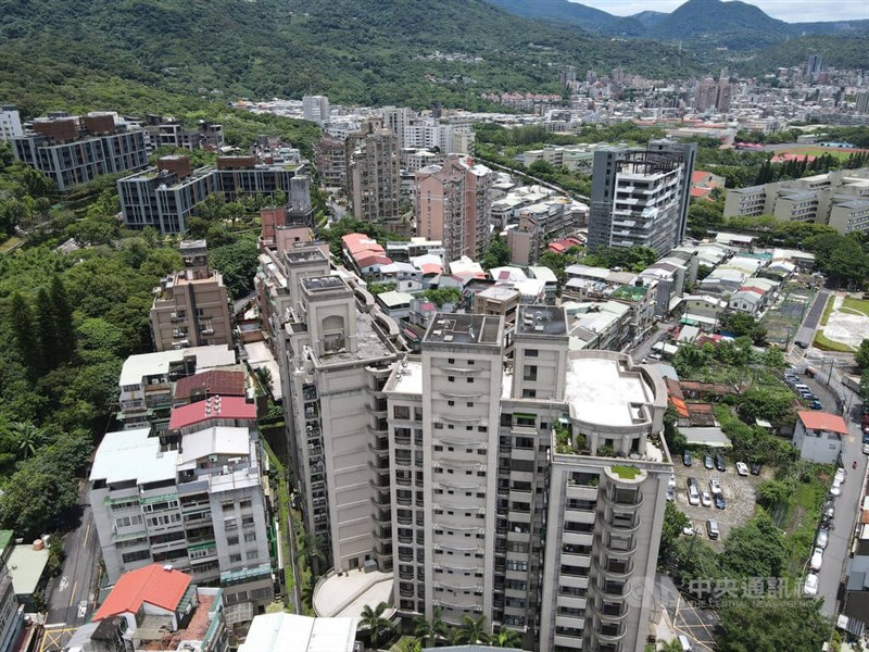 圖為台北市北投區公寓大樓櫛比鱗次。（中央社檔案照片）