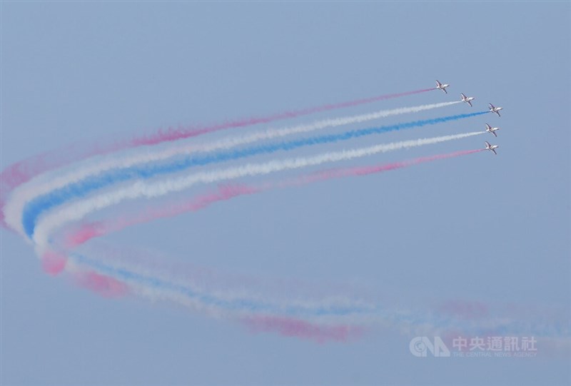 國軍29日上午進行空中預演，5架AT-3組成的雷虎小組飛越台北上空，施放紅白藍3色彩煙。中央社記者趙世勳攝 111年9月29日