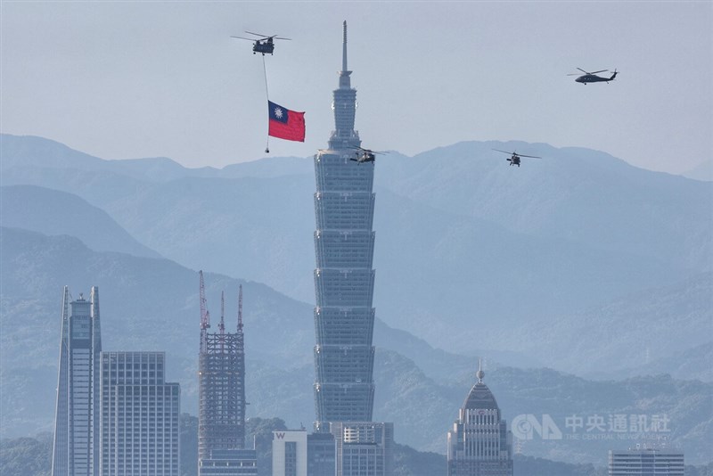 雙十國慶空中預演29日清晨展開，國旗機隊（CH-47、UH-60M）吊掛巨幅國旗飛越台北市區上空。中央社記者趙世勳攝 111年9月29日
