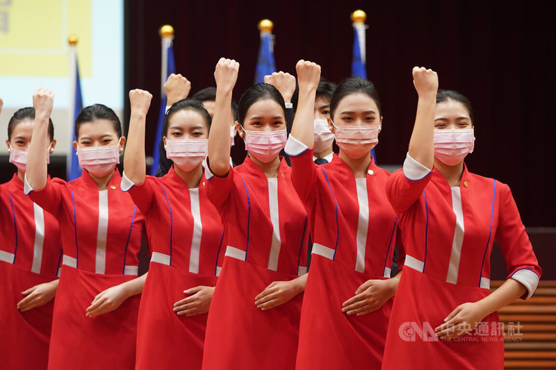 銘傳大學親善服務隊連續38年擔任國慶大典禮賓人員,29日舉行記者會分享訓練成果,雖然戴著口罩,但女隊員們眼睛也會笑。中央社記者徐肇昌攝 111年9月29日