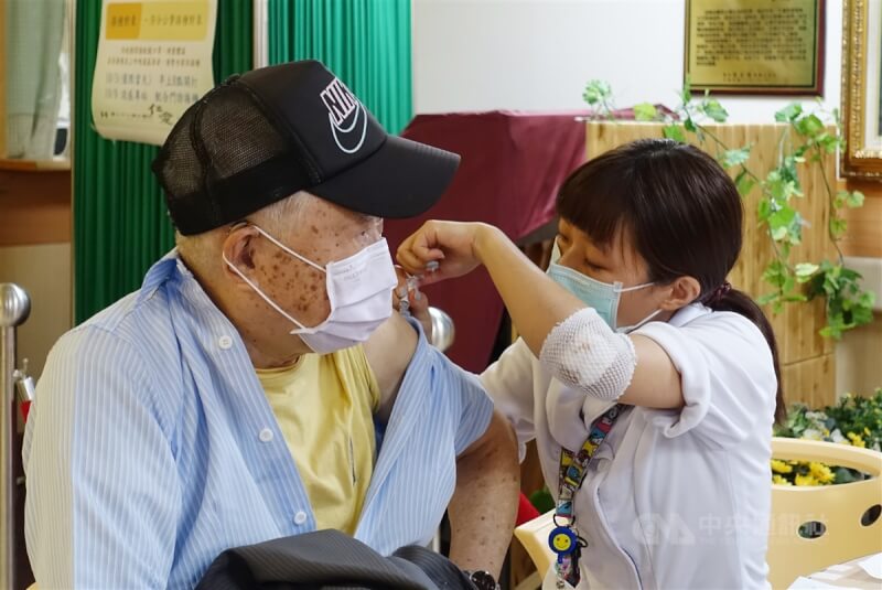 公費流感疫苗10月1日起開打，台北市衛生局表示，接種地點包含361家醫院及診所，並已在社區設置482場接種站。圖為2020年台北市立聯合醫院仁愛院區施打疫苗民眾。（中央社檔案照片）