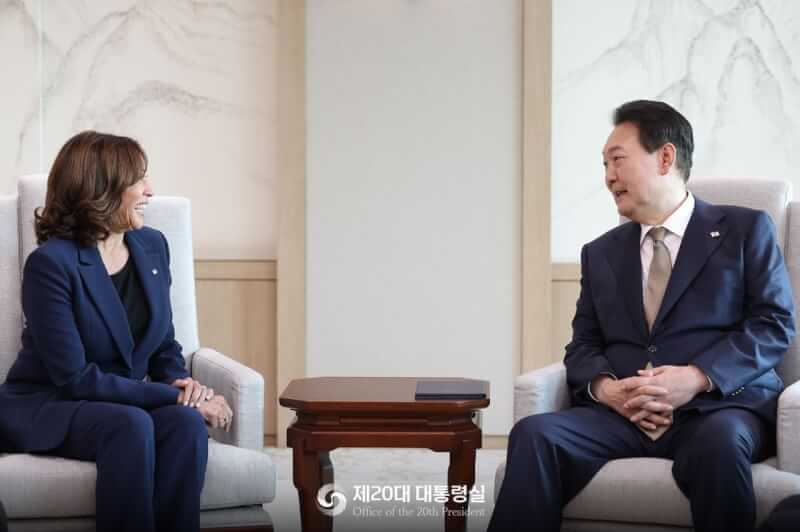 美國副總統賀錦麗（左）29日上午在首爾與南韓總統尹錫悅（右）會談，她剛結束訪問行程返美，北韓再次向東部海域上空發射不明彈道飛彈。（圖取自facebook.com/president.rok）