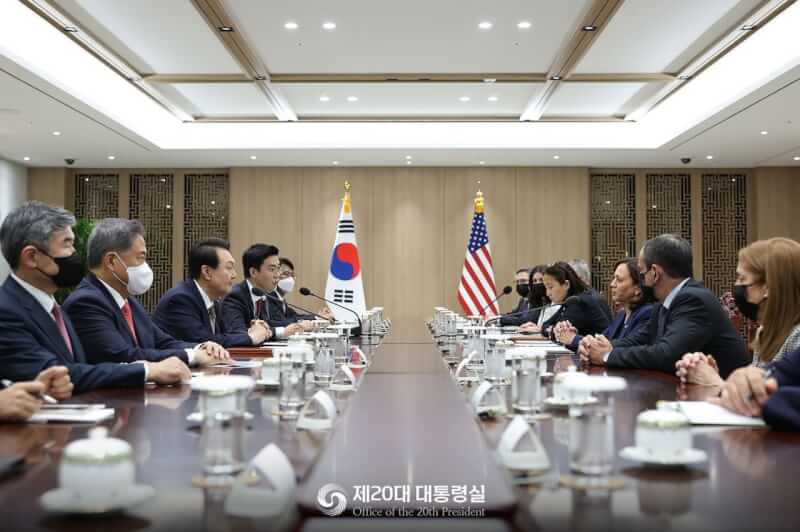 美國副總統賀錦麗（右3）29日上午在首爾與南韓總統尹錫悅（左3）會談，展現強化美韓同盟意志。（圖取自facebook.com/president.rok）